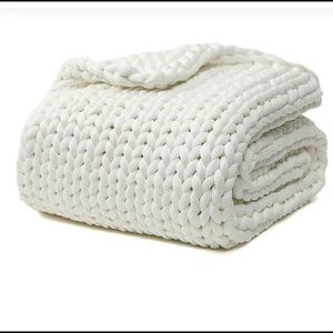 White off knitted weighted blanket size Quinn/king.